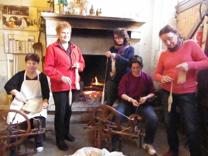 Séance de cardage, filage au fuseau et au rouet